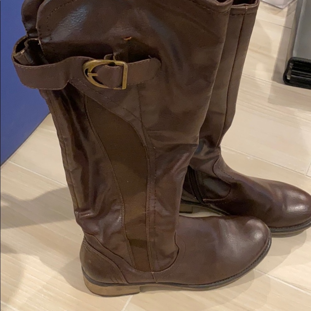 Woman’s tall Brown leather knee boots